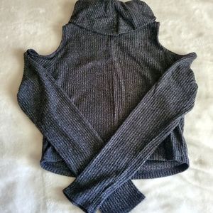 Hollister crop top, size medium in gray